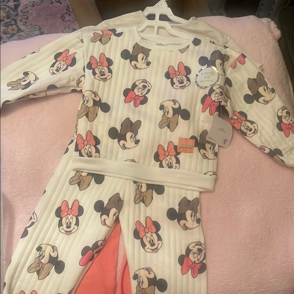 4 piece Minnie Mouse set